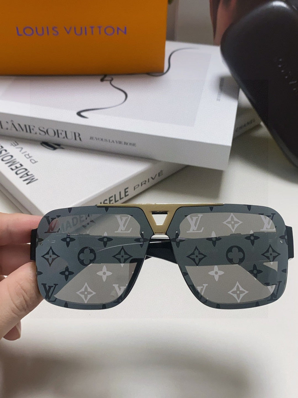 EVIDENCE SUNGLASSES 574717 IN BLACK ACETATE MONOGRAM ON LENS