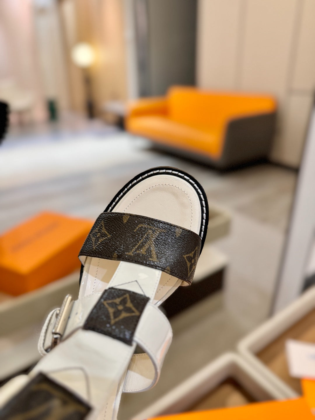 LV 26S STAR TRAIL HEELS 100 MM IN CREAM WHITE AND BROWN CALFSKIN