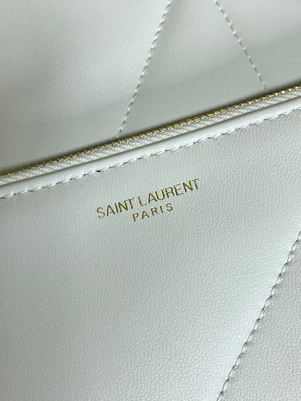 DRAWSTRING CHAIN STRAP SHOULDER BAG 39 IN WHITE QUILTED CALFSKIN