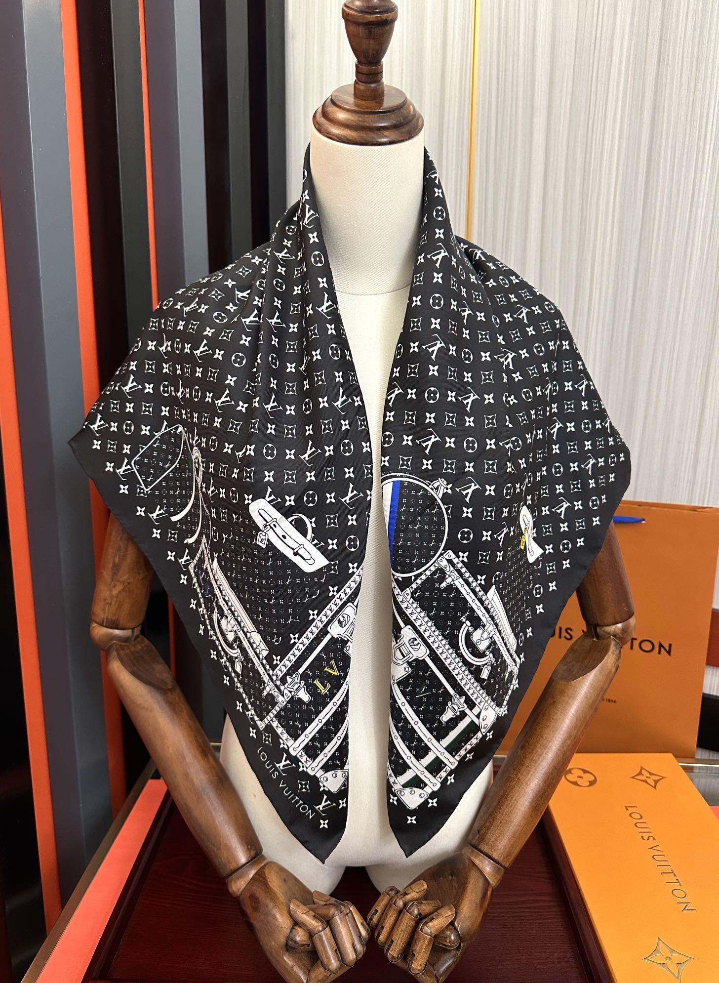 LV SCARF 90 CM IN SILK 733839