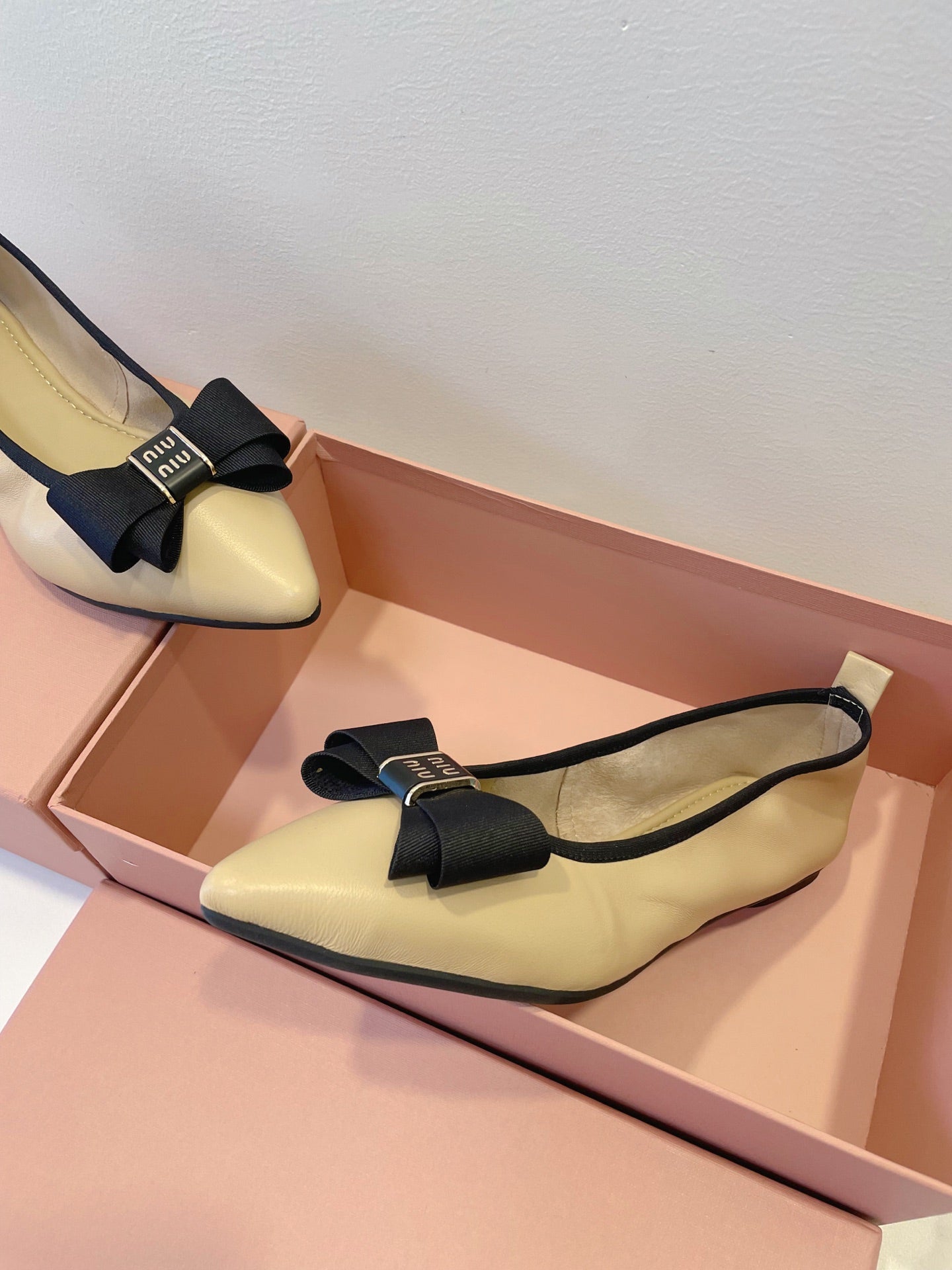 MIUMIU 26S BALLET FLATS IN BEIGE CALFSKIN WITH BOW