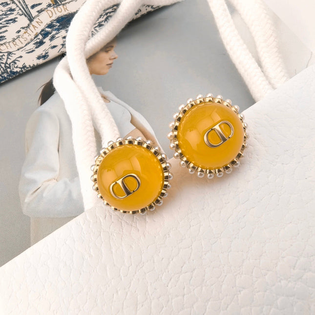 CD 26S YELLOW RESIN PEARL DOUBLE BALL EARRINGS IN GOLD METAL 631070