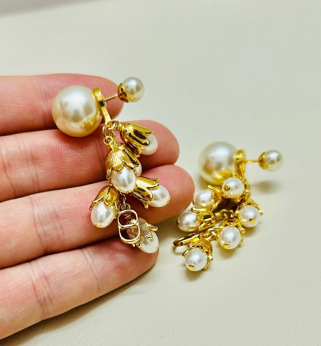 CD 26S PEARL FLORAL CHARM DROP EARRINGS IN GOLD TONE METAL 644372