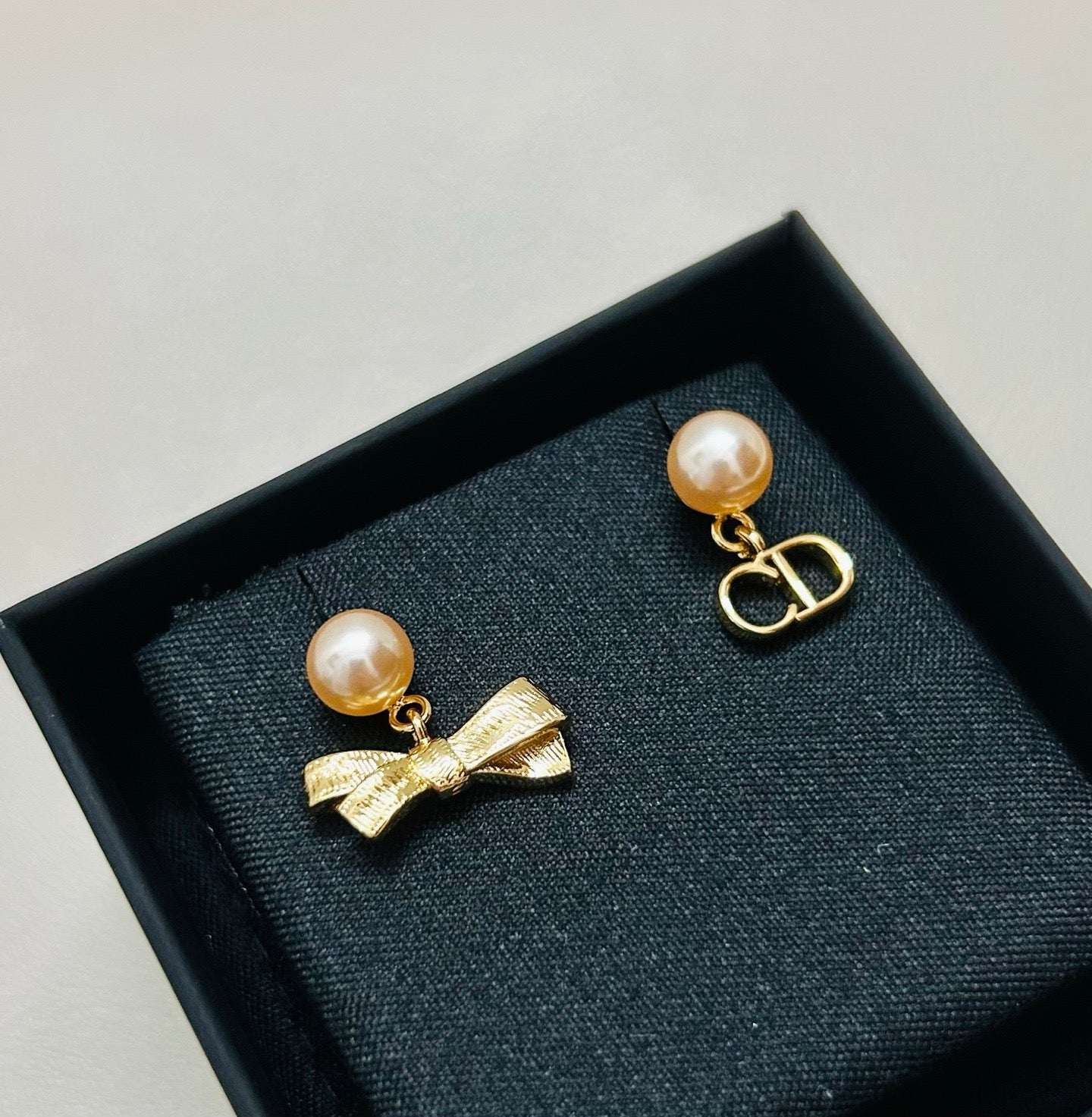 CD 26S PEARL BOW MISMATCH DROP EARRINGS IN GOLD TONE METAL 646611