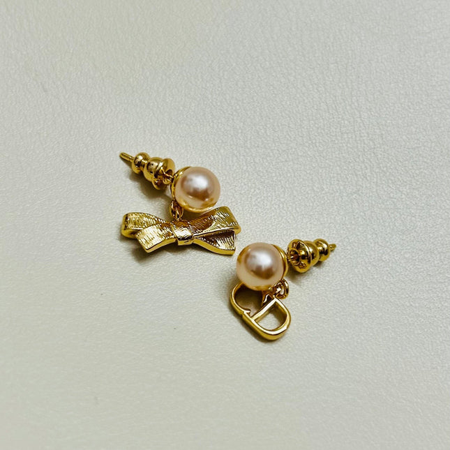CD 26S PEARL BOW MISMATCH DROP EARRINGS IN GOLD TONE METAL 646611