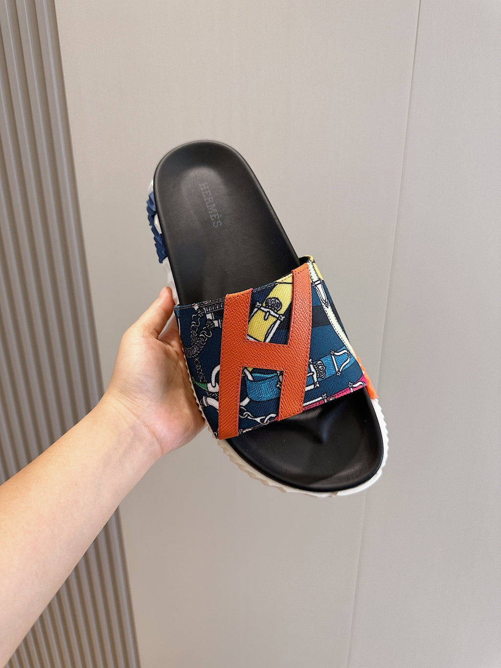 HM SLIPPERS BLACK AND NAVY CANVAS WITH MOTIF