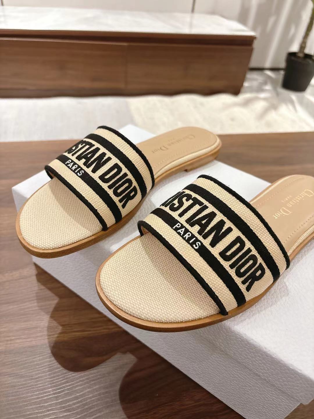 DWAY SLIDES IN BEIGE AND BLACK TECHNICAL FABRIC