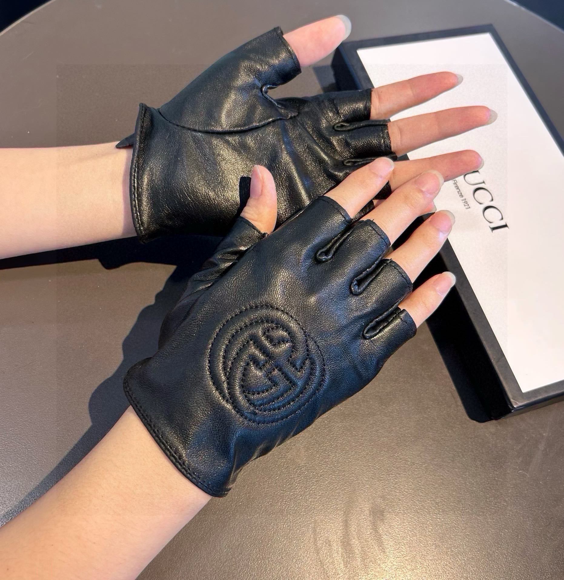FINGERLESS GLOVES IN BLACK LAMBSKIN AND CASHMERE LINING 465790