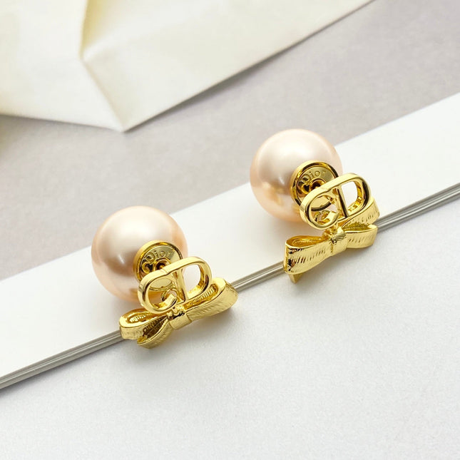CD 26S PEARL BOW DROP EARRINGS IN GOLD TONE METAL 644484