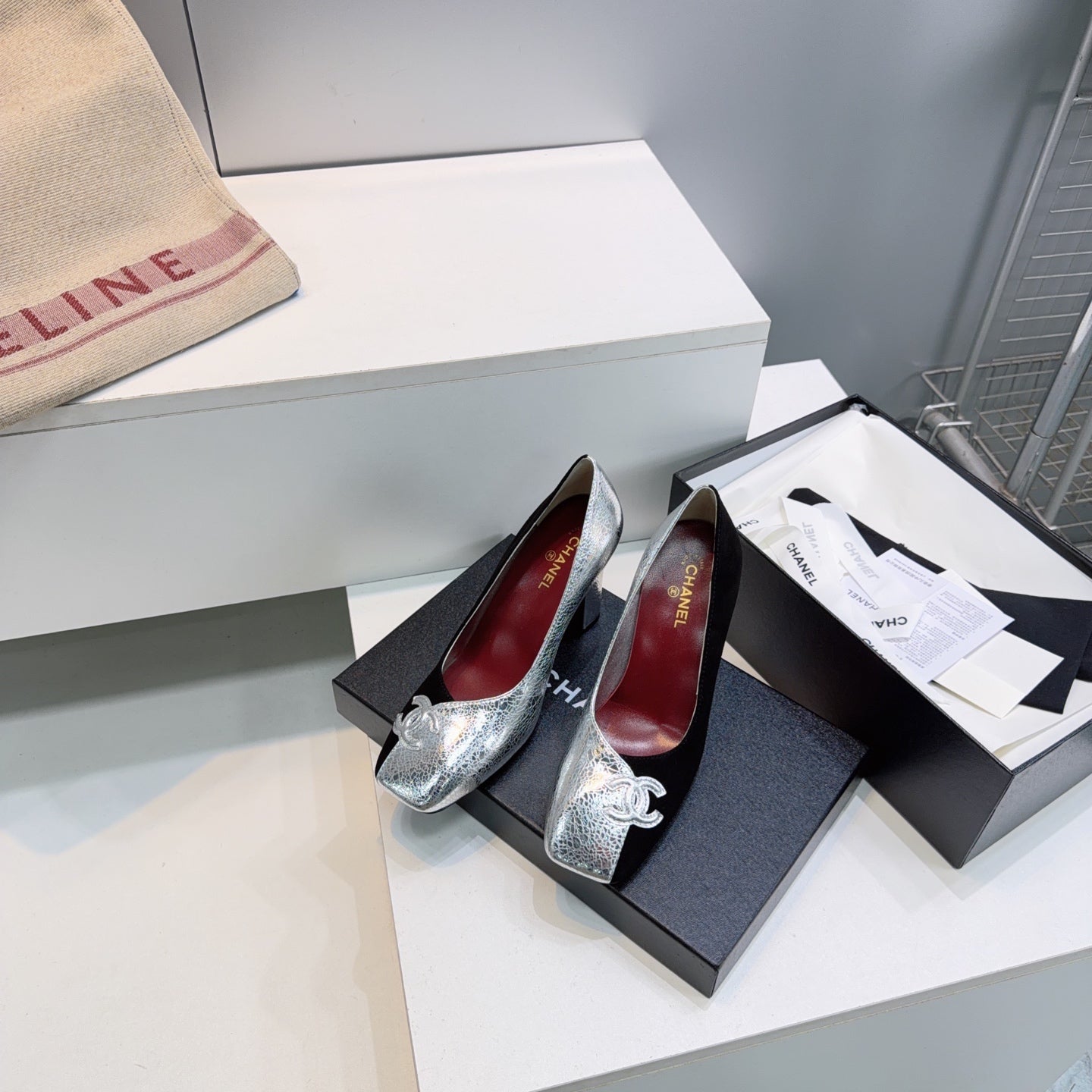 CHANEL 26S SQUARE-TOE HIGH HEELS 95 MM IN SILVER LAMBSKIN AND BLACK SUEDE