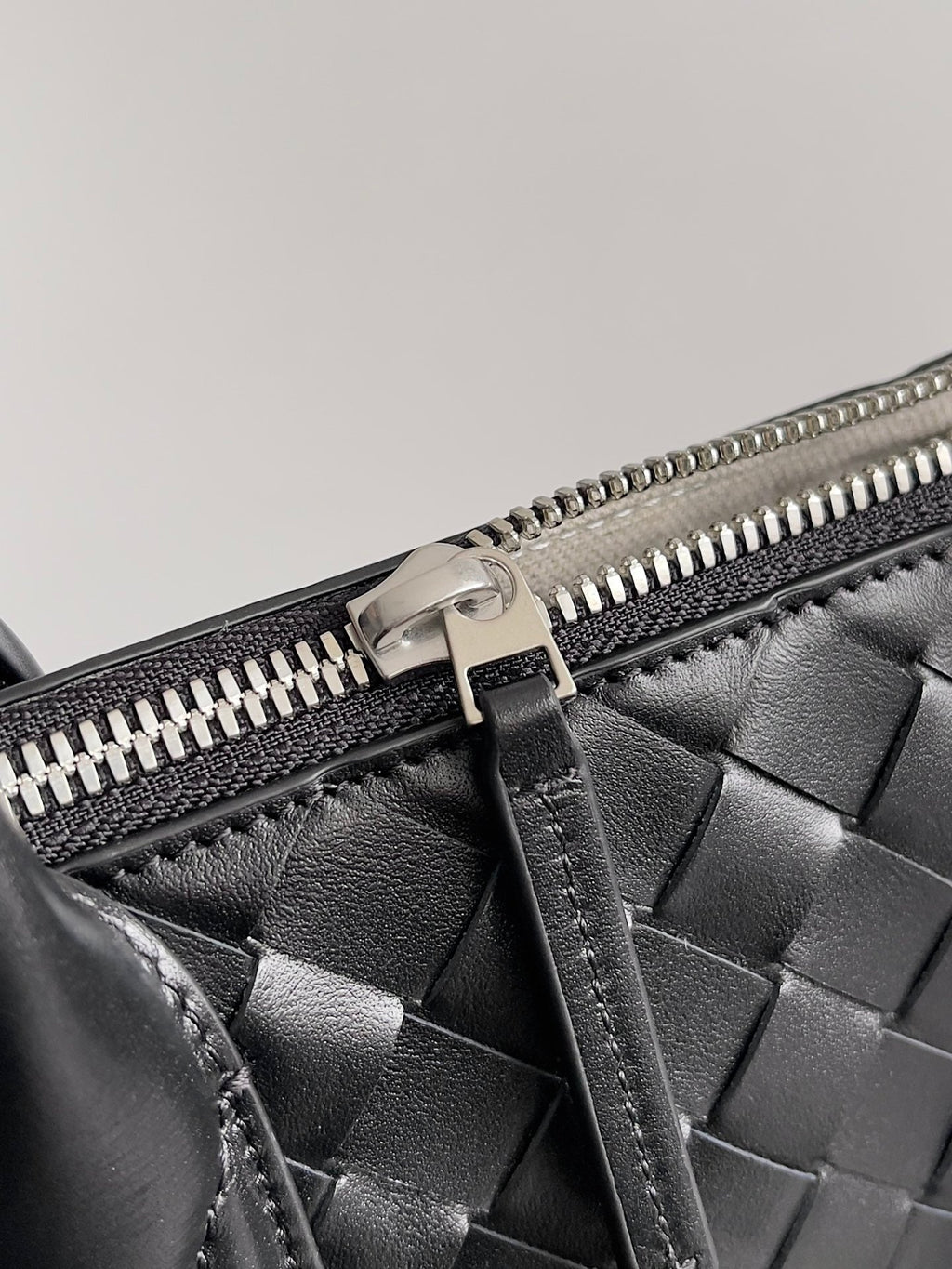 BOTTEGA VENETA 25S ANDIAMO LARGE INTRECCIATO 39 IN BLACK CALFSKIN