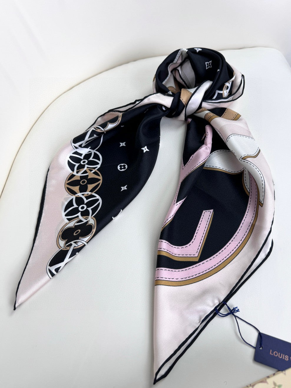 LV SCARF 90 CM IN SILK 720000