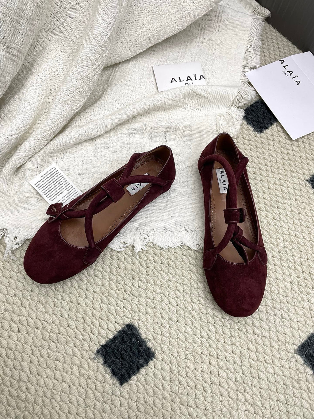 ALAIA 26S BALLET TECKEL IN DARK RED SUEDE