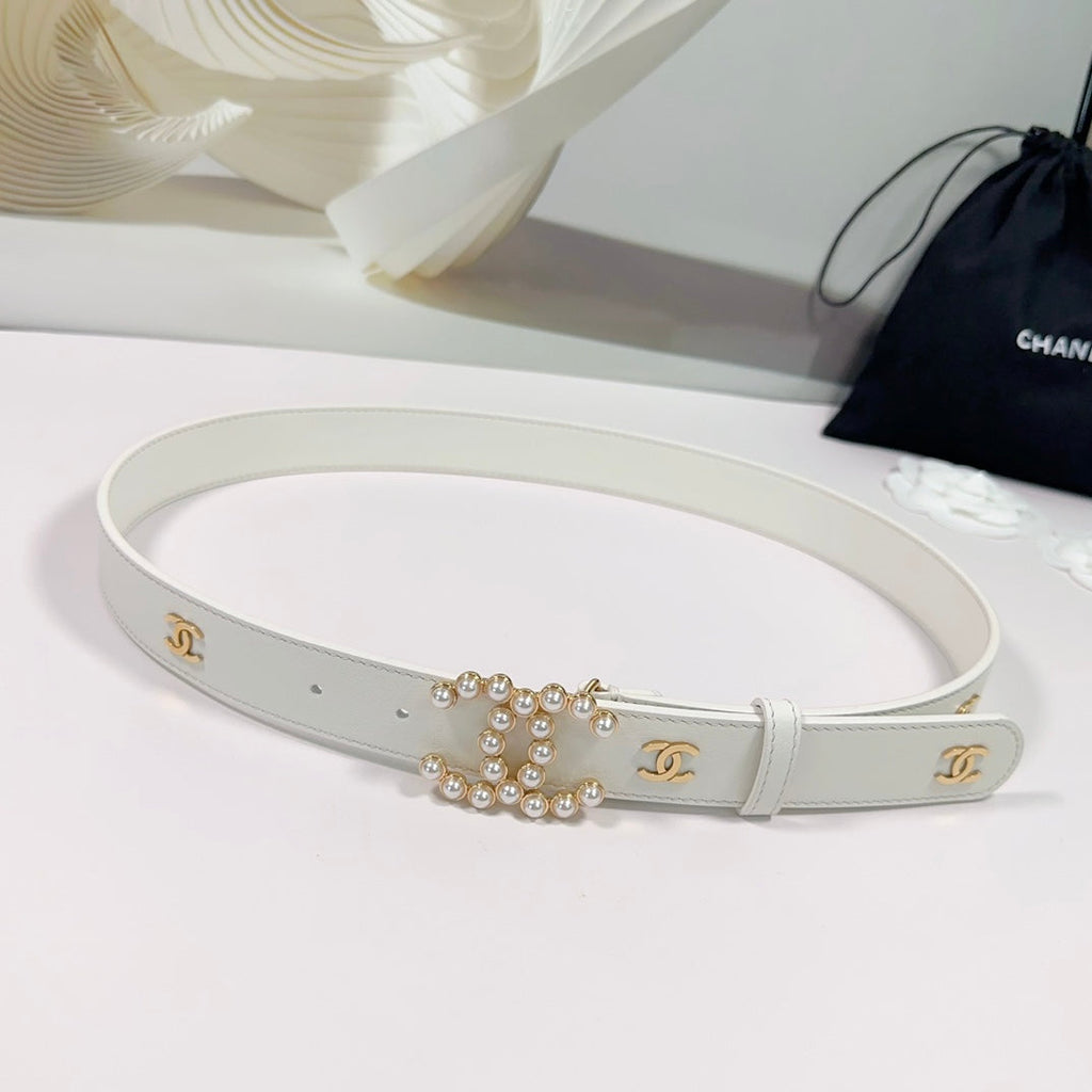 CC BELT 30 MM IN WHITE SMOOTH CALFSKIN WITH GOLD LOGO AND BUCKLE ATTACH PEARL