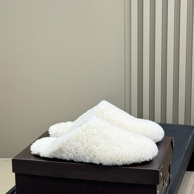 ALAIA 25S SHEARLING COZY SLIPPERS IN WHITE