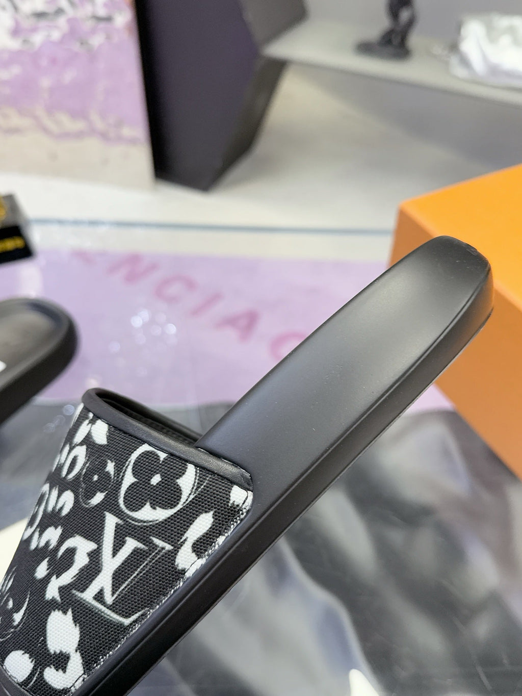 LV 26S SLIDE SANDALS IN BLACK WHITE CALFSKIN AND CANVAS