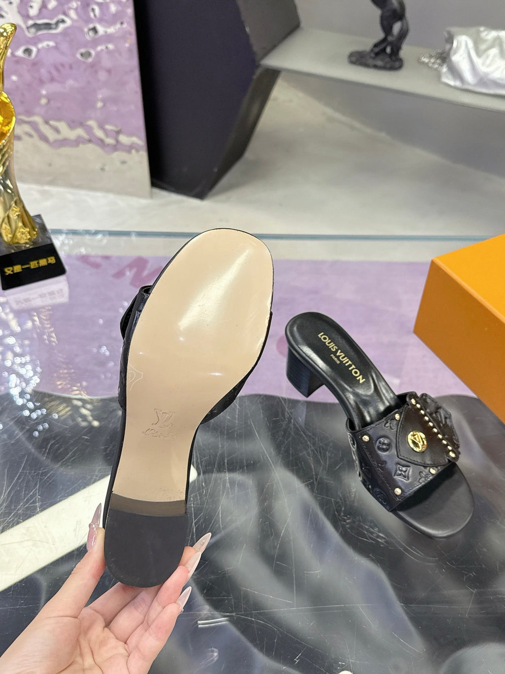 LV 26S BLOCK HEEL MULE SANDALS IN BLACK EMBOSSED CALFSKIN GOLD HARDWARE