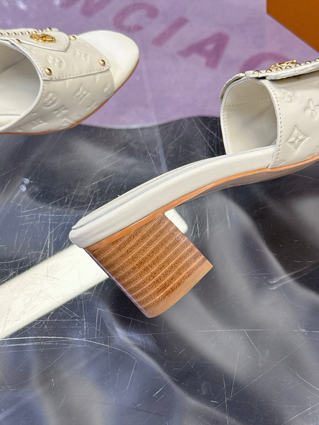 LV 26S BLOCK HEEL MULE SANDALS IN WHITE EMBOSSED CALFSKIN GOLD HARDWARE