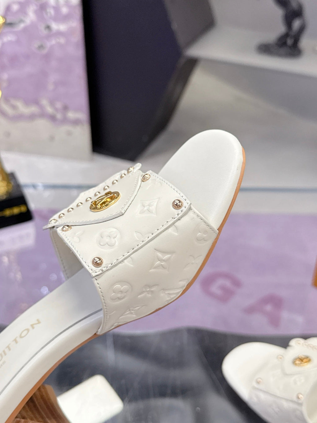 LV 26S BLOCK HEEL MULE SANDALS IN WHITE EMBOSSED CALFSKIN GOLD HARDWARE