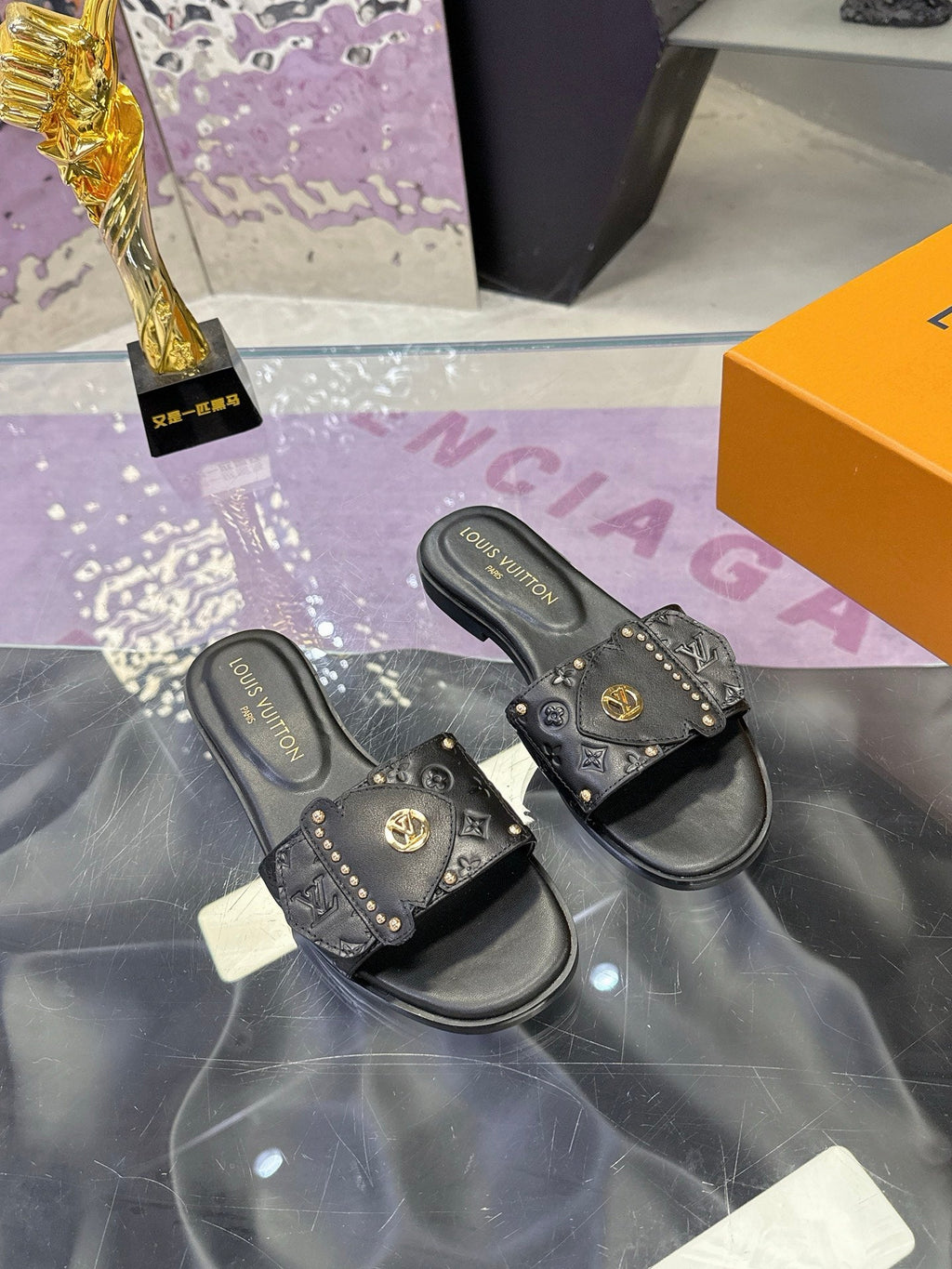 LV 26S FLAT SLIDE SANDALS IN BLACK EMBOSSED CALFSKIN GOLD HARDWARE