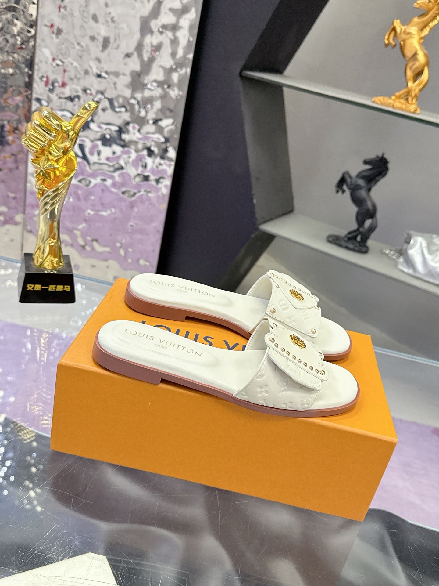 LV 26S FLAT SLIDE SANDALS IN WHITE EMBOSSED CALFSKIN GOLD HARDWARE