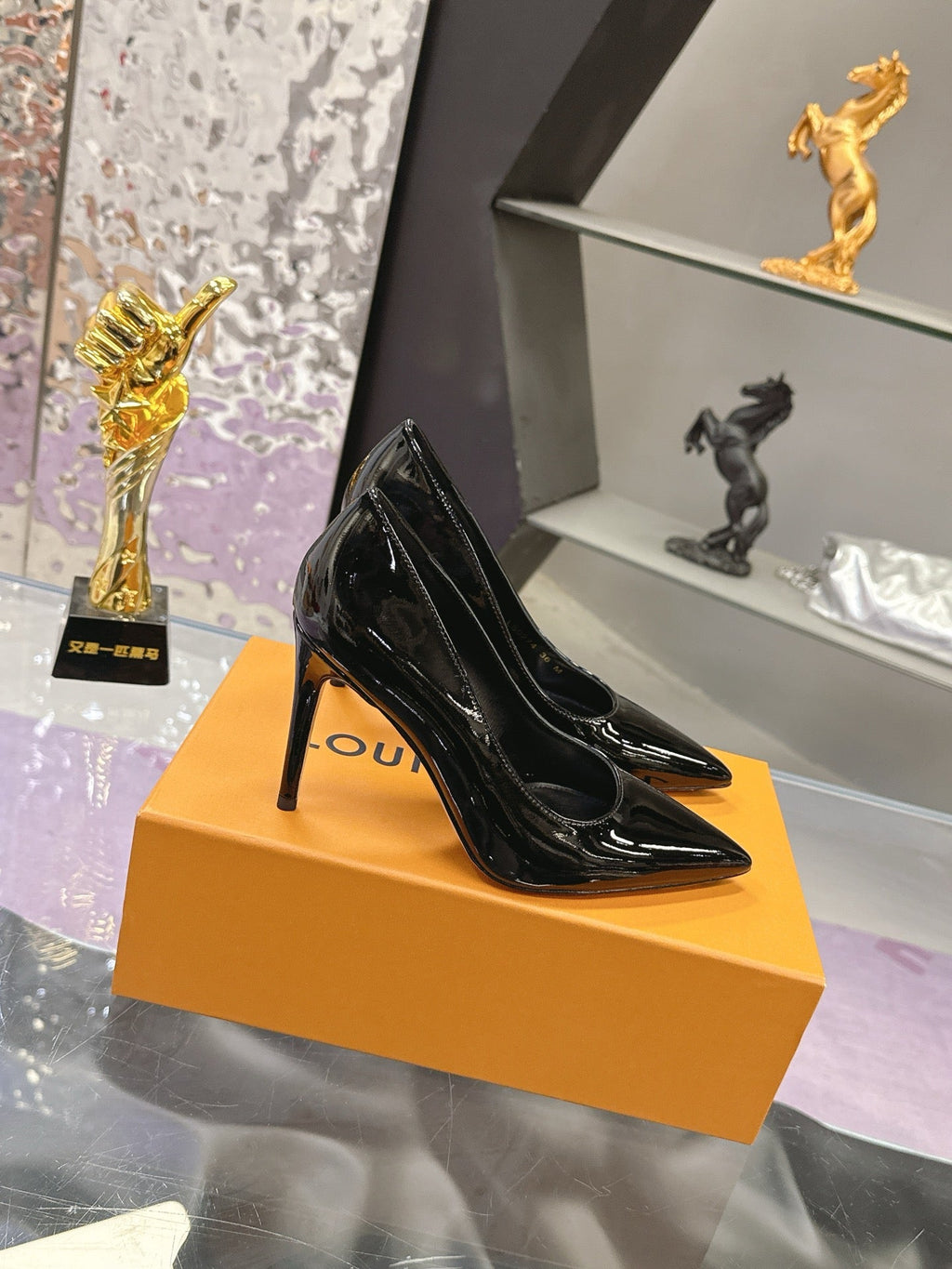 LV 26S POINTED TOE PUMPS 85MM IN BLACK PATENT CALFSKIN