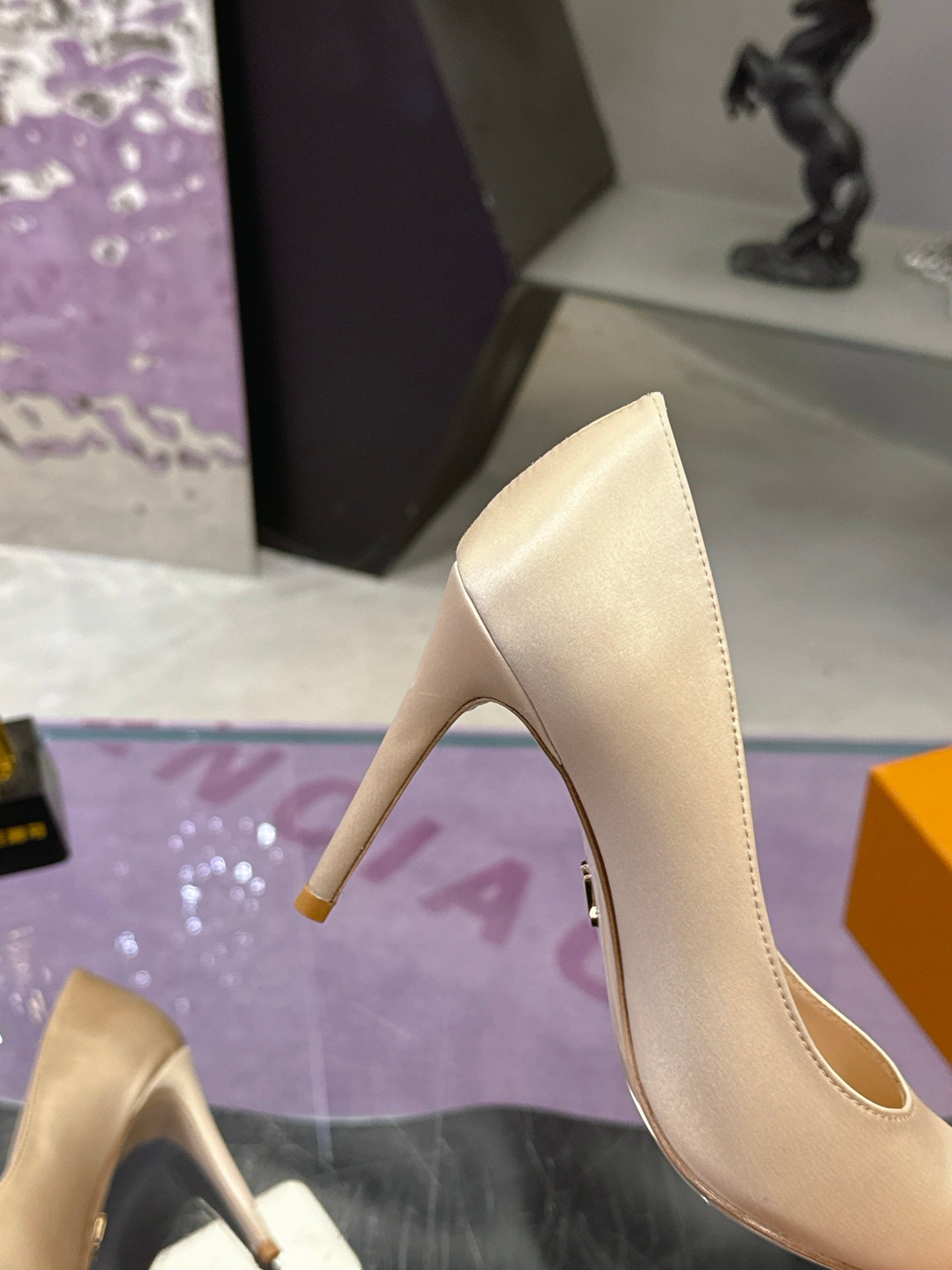 LV 26S POINTED TOE PUMPS 85MM IN NUDE BEIGE SATIN
