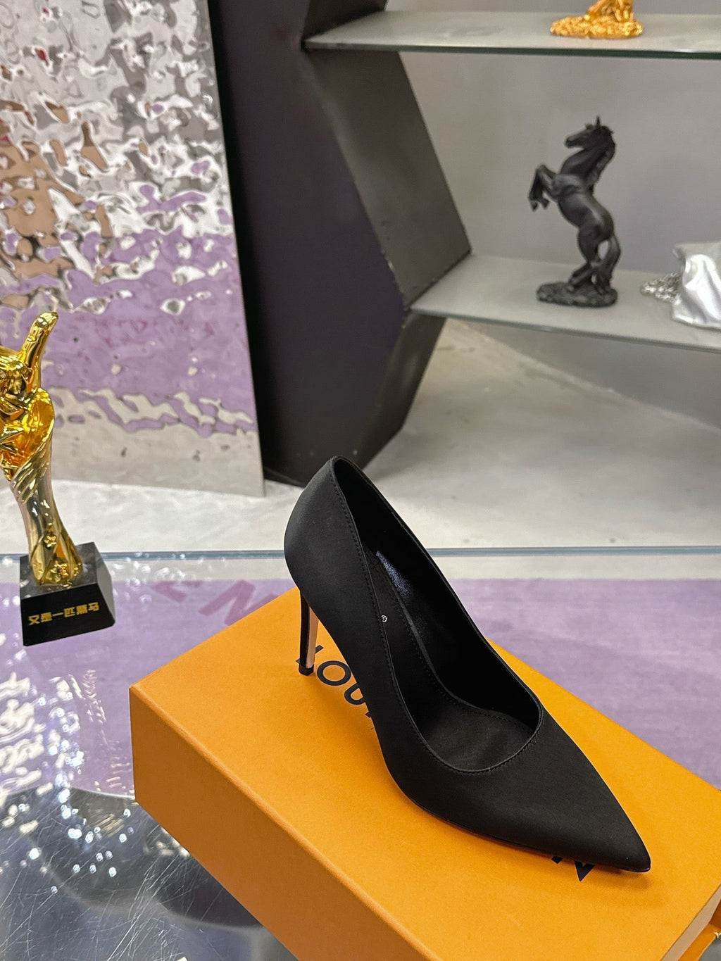 LV 26S POINTED TOE PUMPS 85MM IN BLACK SATIN