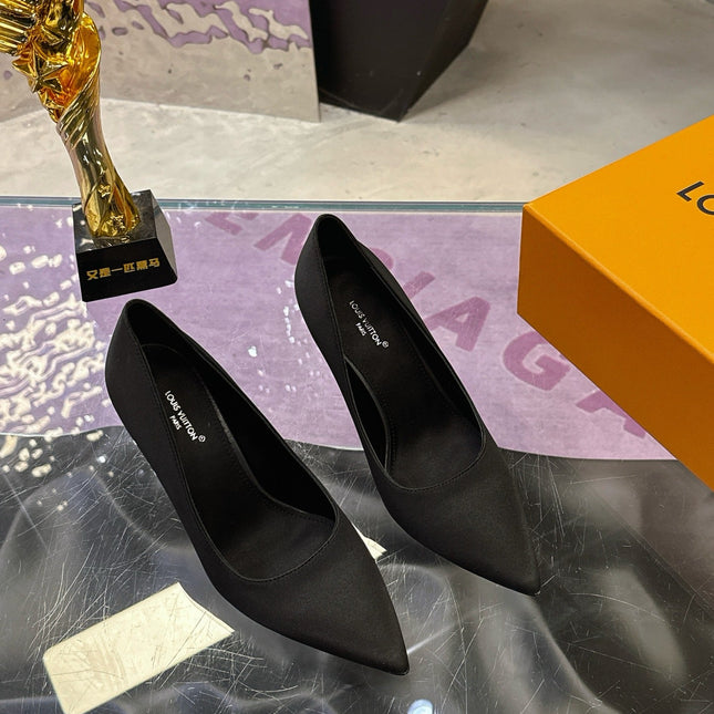 LV 26S POINTED TOE PUMPS 85MM IN BLACK SATIN