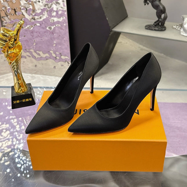LV 26S POINTED TOE PUMPS 85MM IN BLACK SATIN