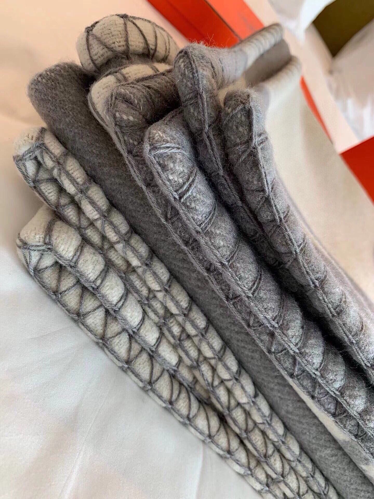 TIGRE BAYADERE BLANAVALON III THROW BLANKET IN LIGHT GRAY CASHMERE 407144