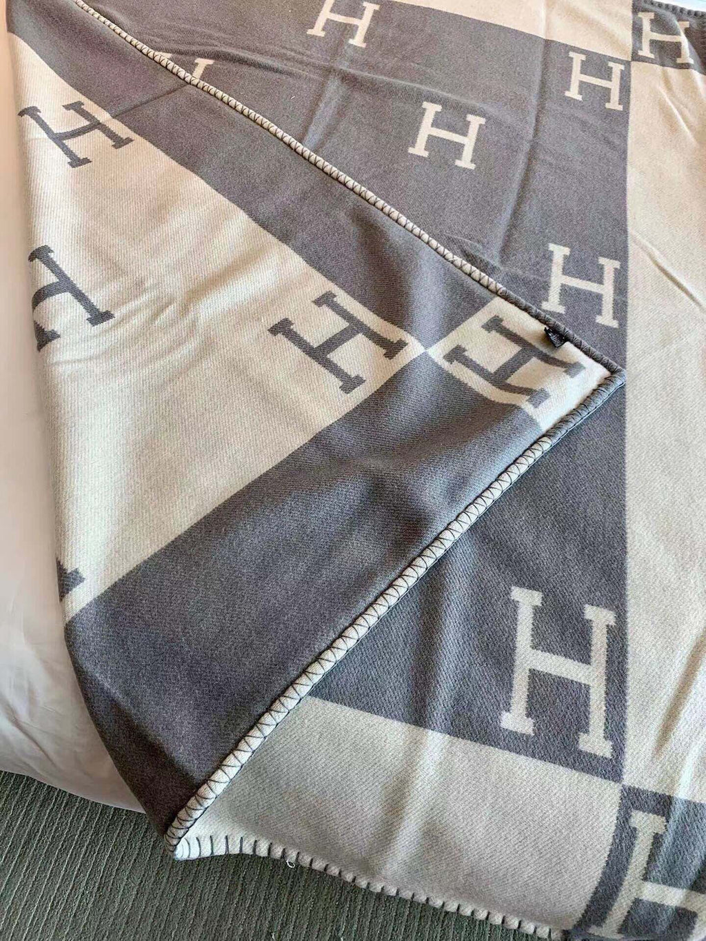 TIGRE BAYADERE BLANAVALON III THROW BLANKET IN LIGHT GRAY CASHMERE 407144