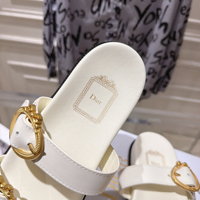 DIOR 26S MEDAILLON BUCKLE SLIDE IN OFF WHITE CALFSKIN