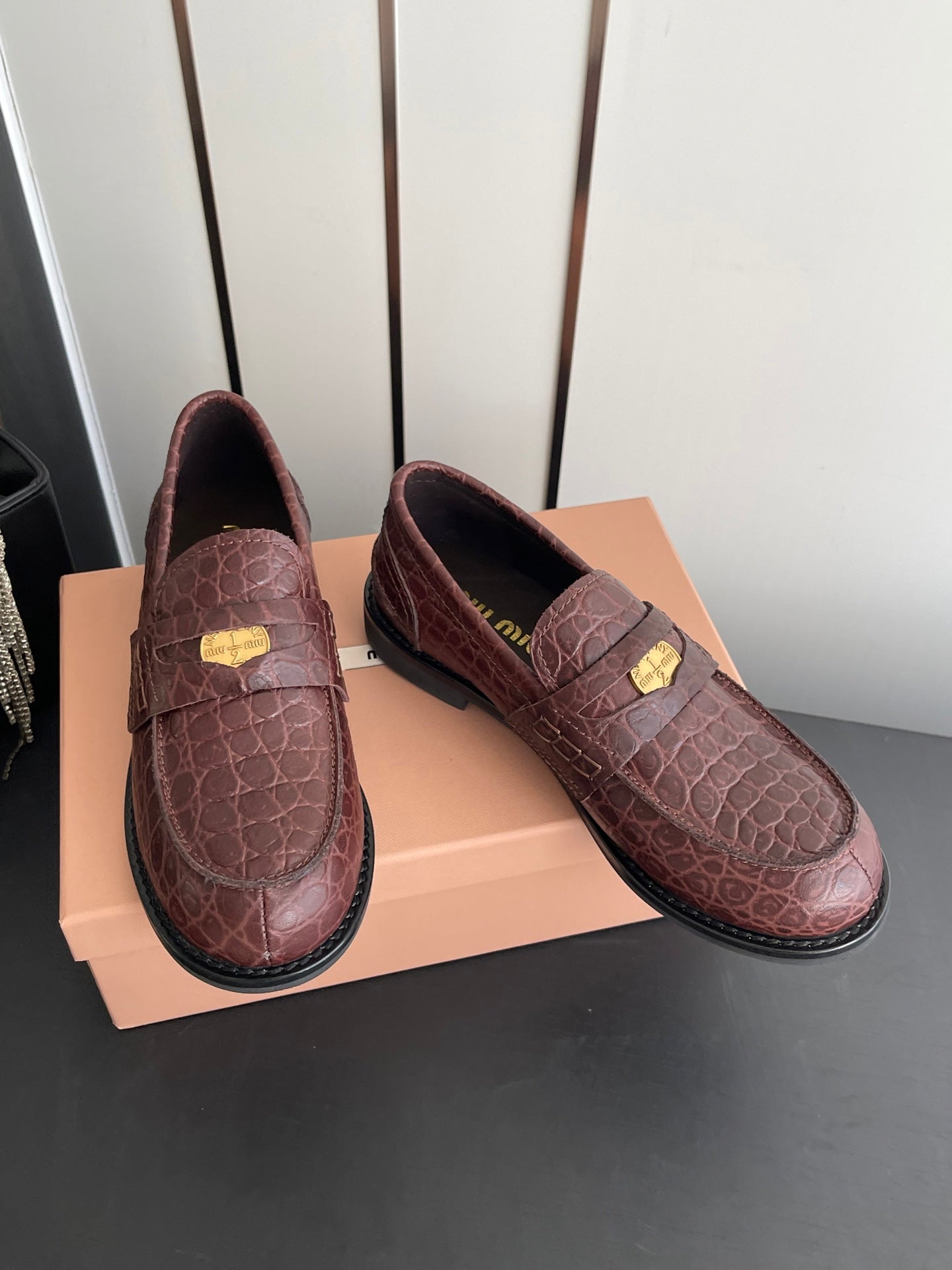 MIUMIU 26S PENNY LOAFERS IN DARK MAHOGANY BROWN CALFSKIN CROCODILE EMBOSSING