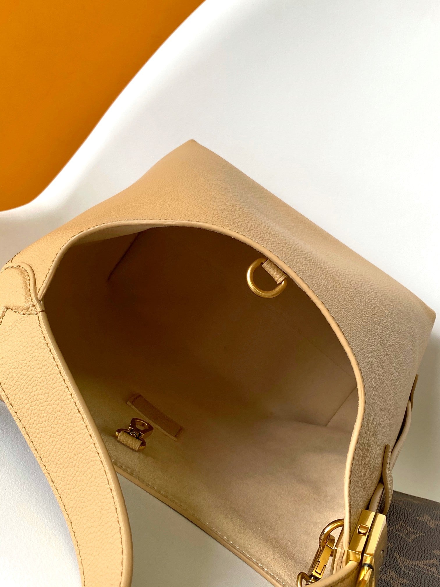 LV 25S LOW KEY HOBO BAG 35 CM IN BEIGE CALFSKIN