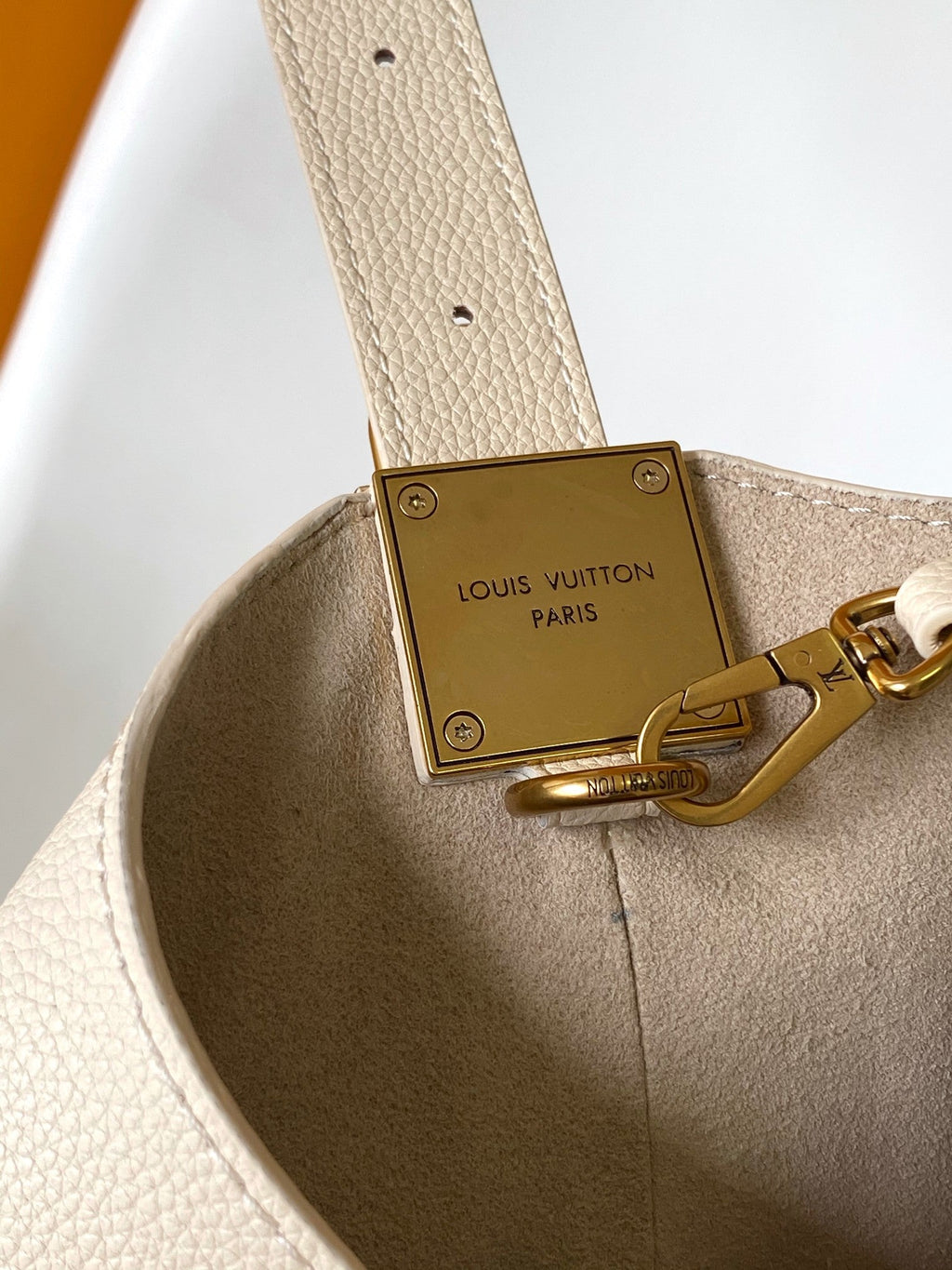 LV 25S LOW KEY HOBO BAG 28 CM IN CREAM WHITE CALFSKIN