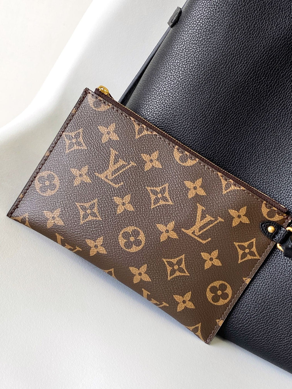 LV 25S LOW KEY HOBO BAG 35 CM IN BLACK CALFSKIN