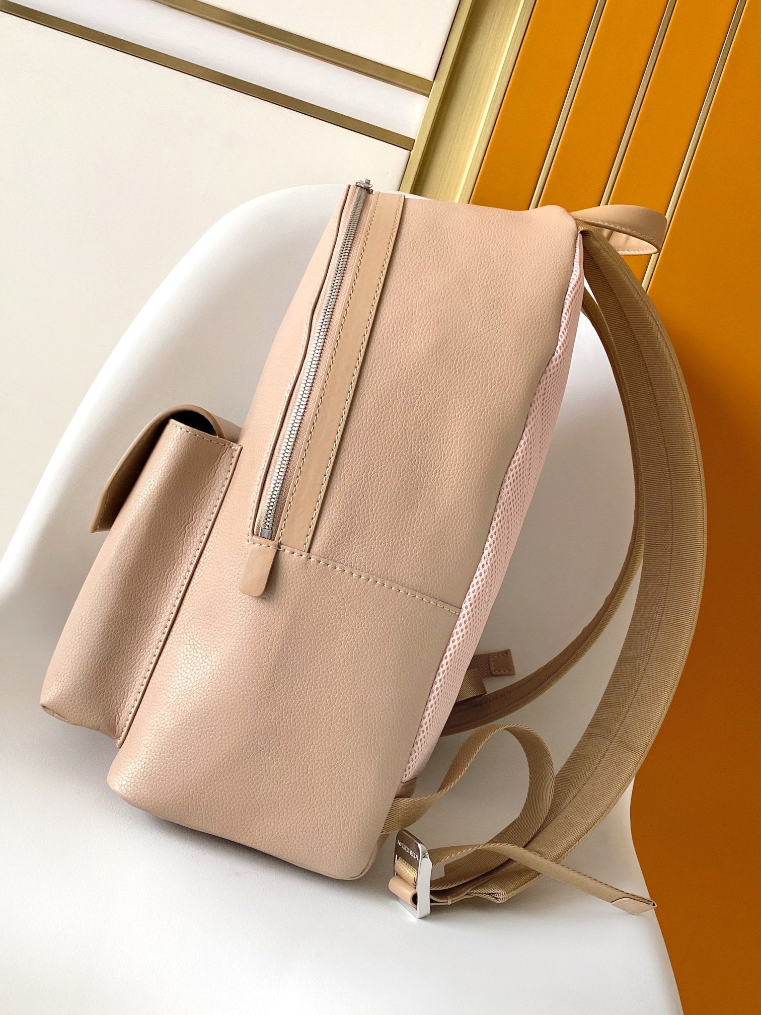LV 25S TAKEOFF BACKPACK 43 IN BEIGE CALFSKIN