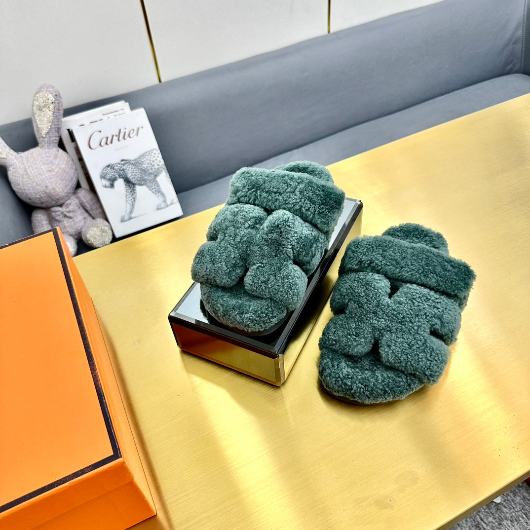 CHYPRE SANDAL IN FOREST GREEN SHEARLING