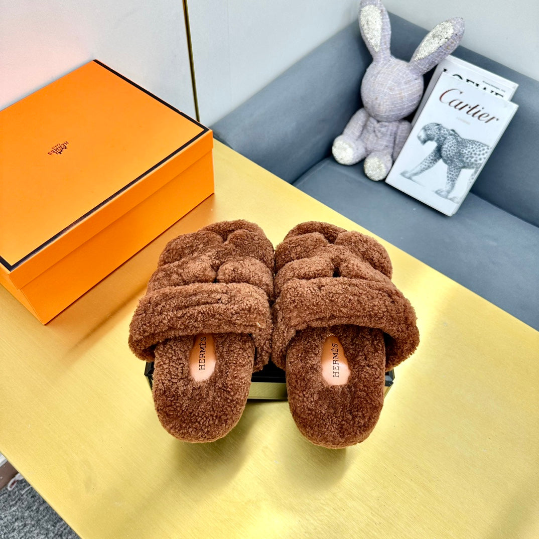 CHYPRE SANDAL IN UMBER BROWN SHEARLING