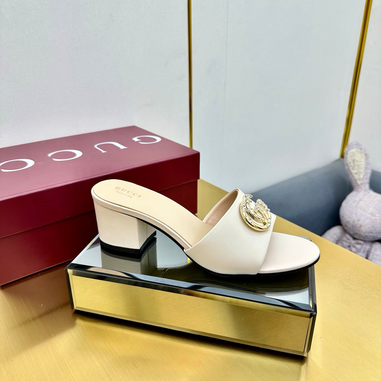 GG HIGH HEELS IN CREAM WHITE CALFSKIN GOLD-TONE HARDWARE WITH RHINESTONES