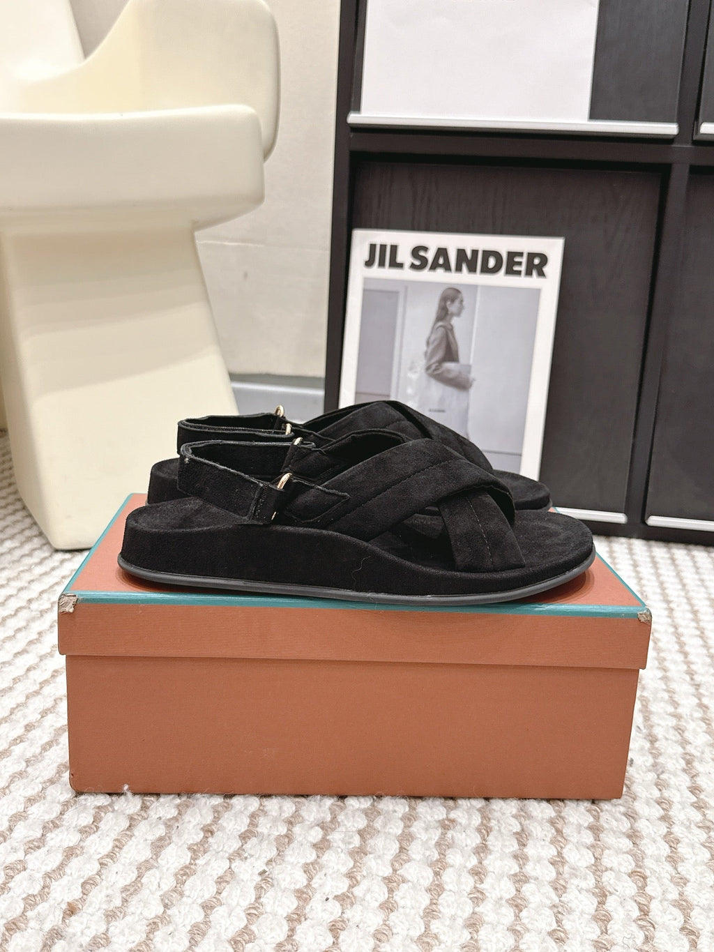 LP 26S CROSS-STRAP SANDALS IN BLACK SUEDE