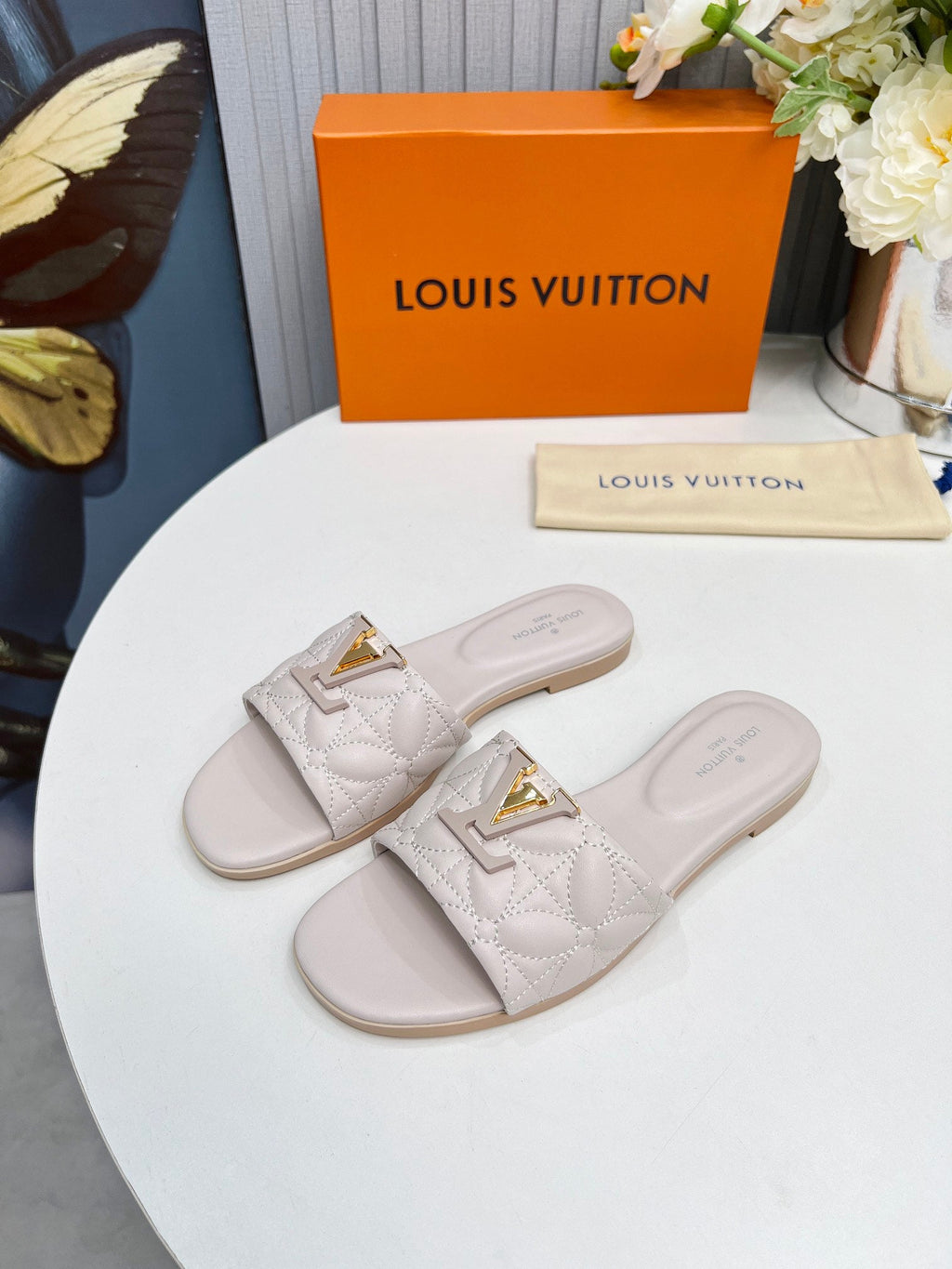LV 26S MARE FLAT MULES IN ASH BEIGE CALFSKIN