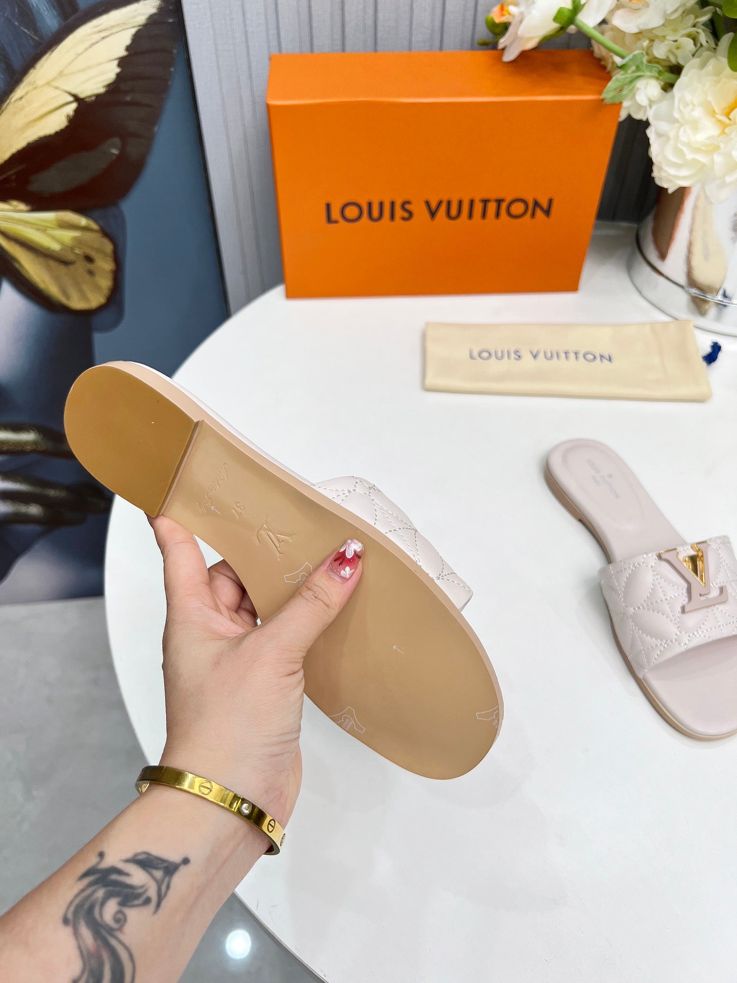 LV 26S MARE FLAT MULES IN ASH BEIGE CALFSKIN