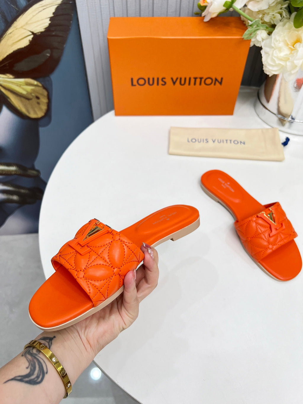 LV 26S MARE FLAT MULES IN ORANGE CALFSKIN