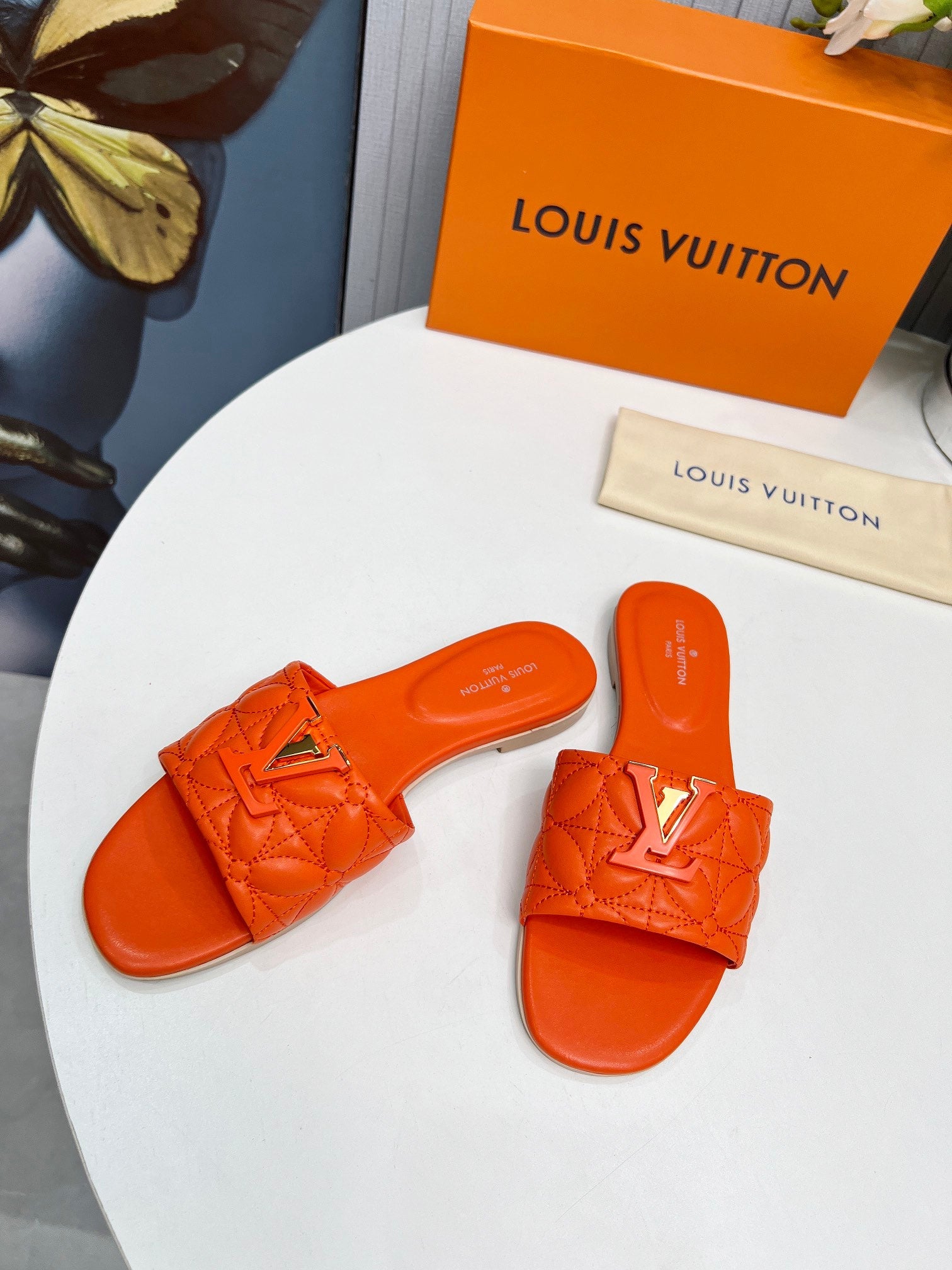 LV 26S MARE FLAT MULES IN ORANGE CALFSKIN