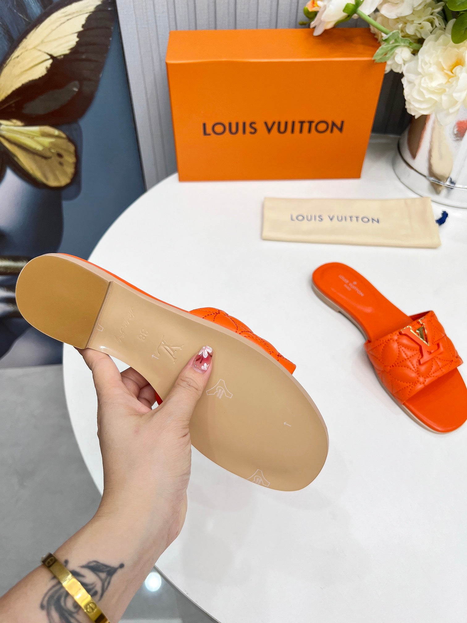 LV 26S MARE FLAT MULES IN ORANGE CALFSKIN