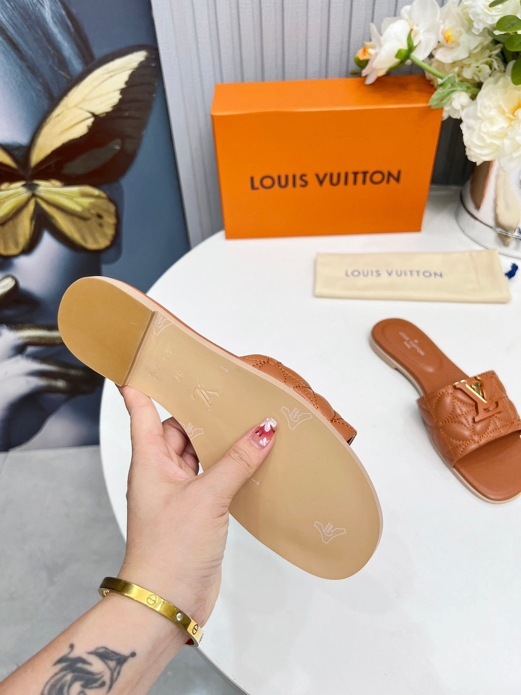 LV 26S MARE FLAT MULES IN BROWN CALFSKIN