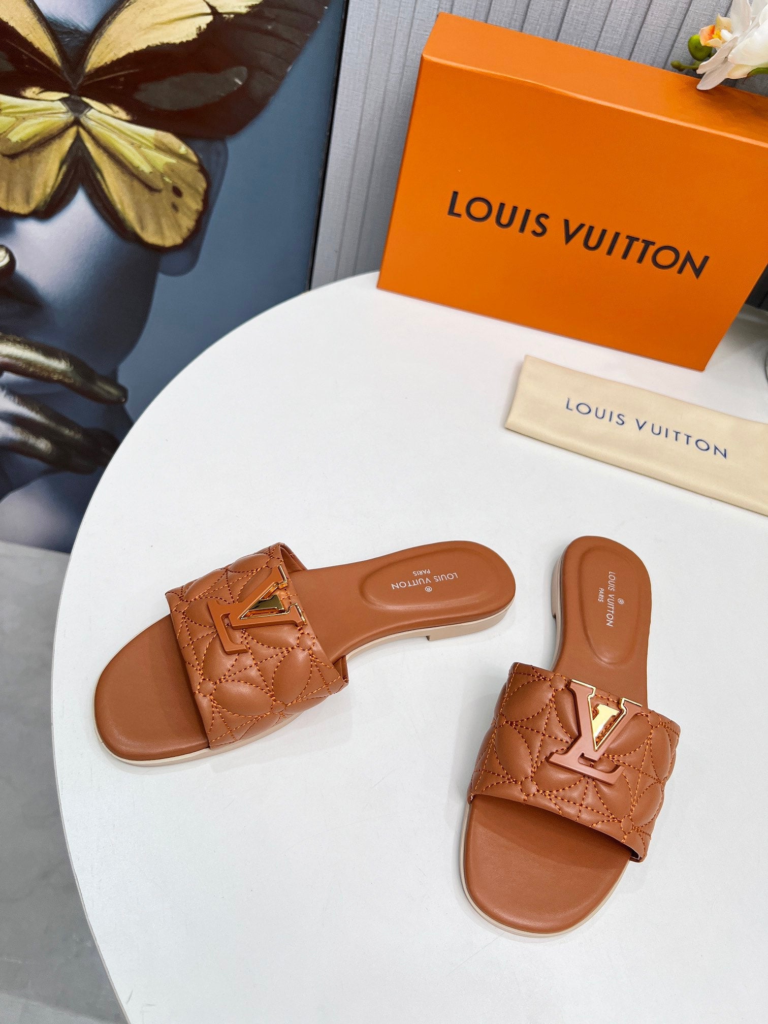 LV 26S MARE FLAT MULES IN BROWN CALFSKIN