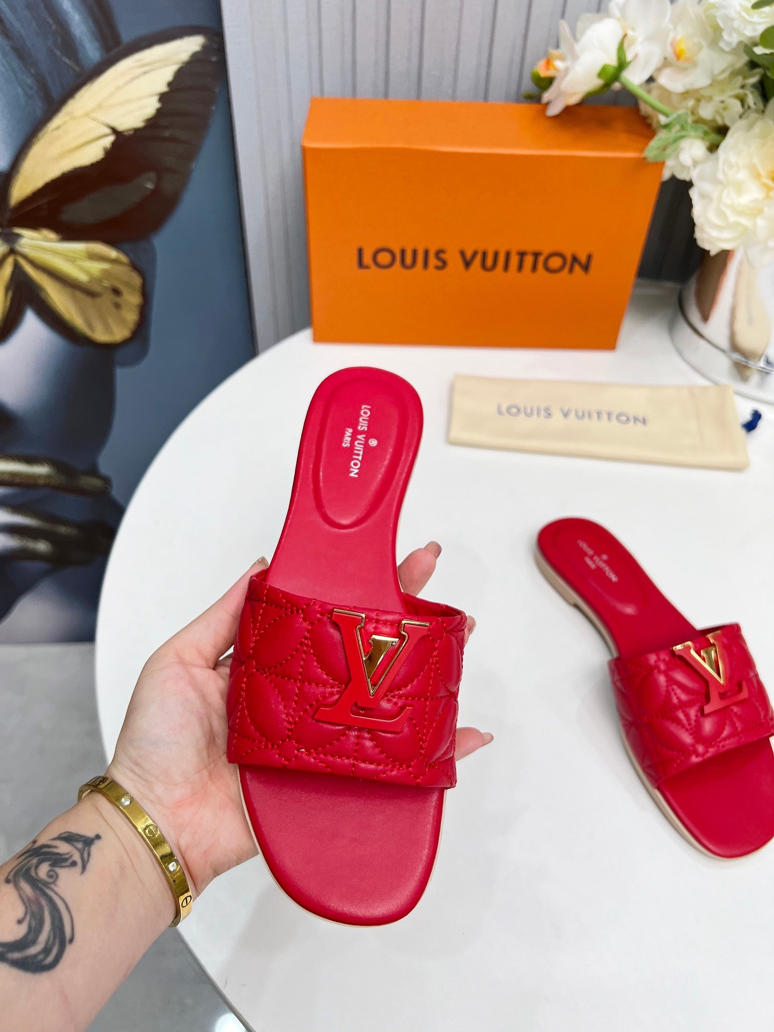 LV 26S MARE FLAT MULES IN RED CALFSKIN